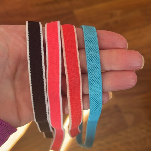 4 like new condition under Armour/Nike athletic headbands - Picture 3 of 6